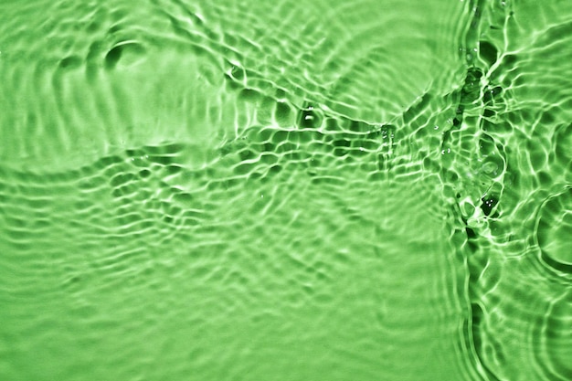 Licht groen water oppervlak textuur met spatten en bubbels Abstracte achtergrond voor natuurlijke schoonheidsproducten Groen water spatten behang