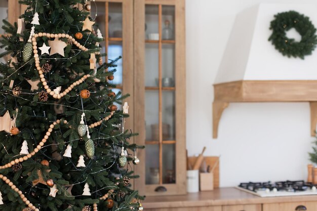 Licht houten keuken met kerstversiering