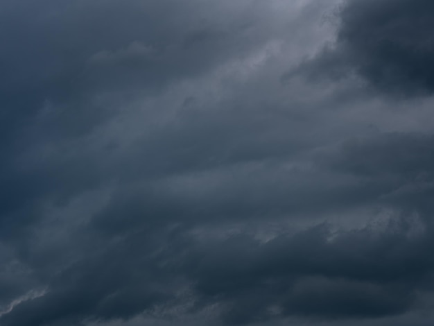 Foto licht in het donker en dramatische onweerswolken achtergrond