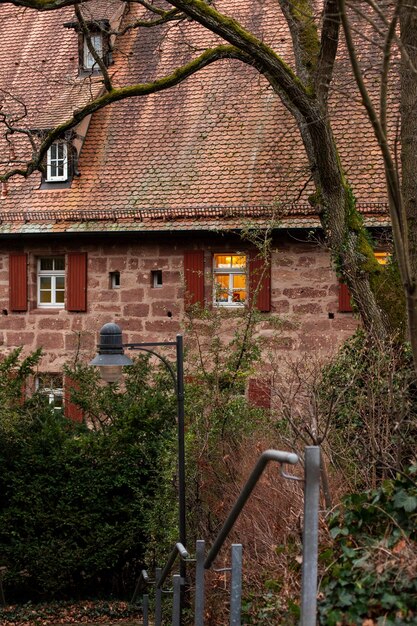 Licht in het raam van een oud stenen gebouw in het dorp