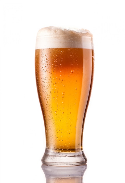 Foto licht koud bier in ijzig glas dat op wit wordt geïsoleerd