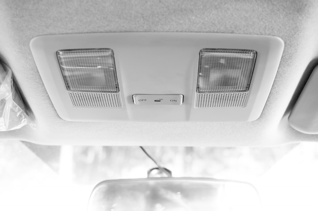 Licht op dak in moderne auto