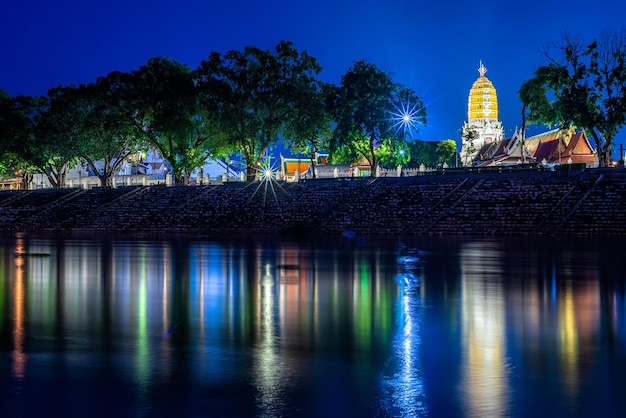 Licht op de Nan-rivier en Chedi van Prang Wat Phra Si Rattana Mahathat, ook in de volksmond aan de Nan-rivier en het park 's nachts in Phitsanulok, Thailand