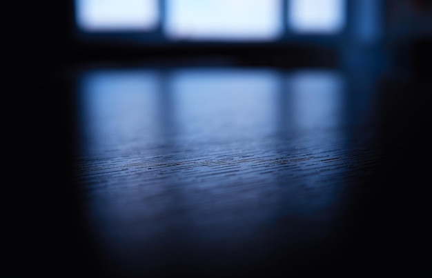 Licht op houten tafel op de achtergrond van de woonkamer