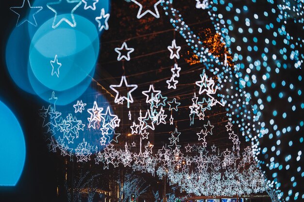 Licht schilderijen hangen's nachts tijdens kerstmis