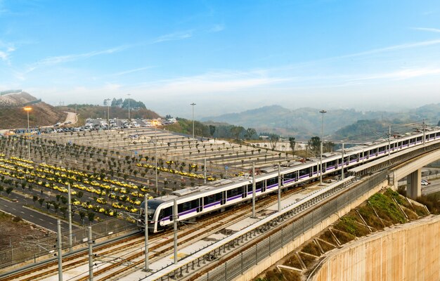 Licht spoorviaduct op hoge snelheid