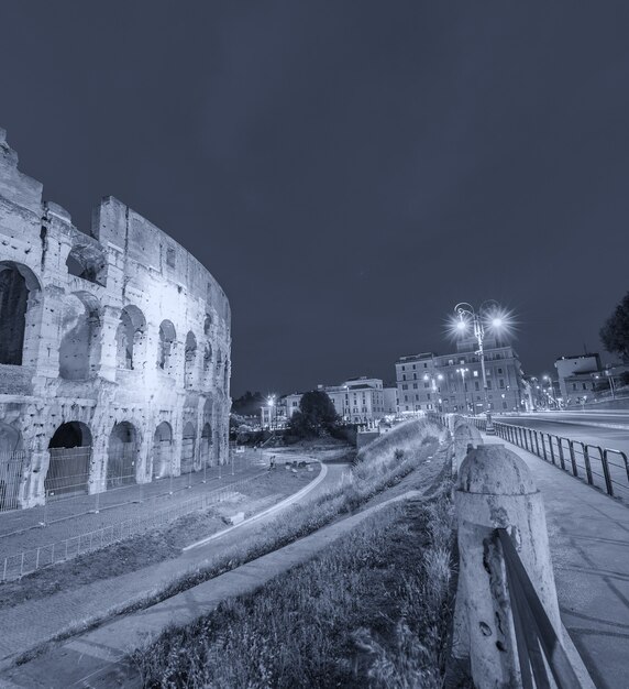 Licht van colosseum bij nacht, rome.