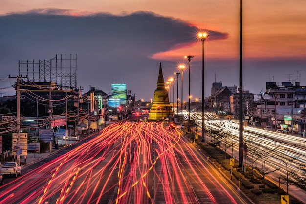 Licht verkeer op de weg 's nachts rond de pagoda, ayutthaya. thailand