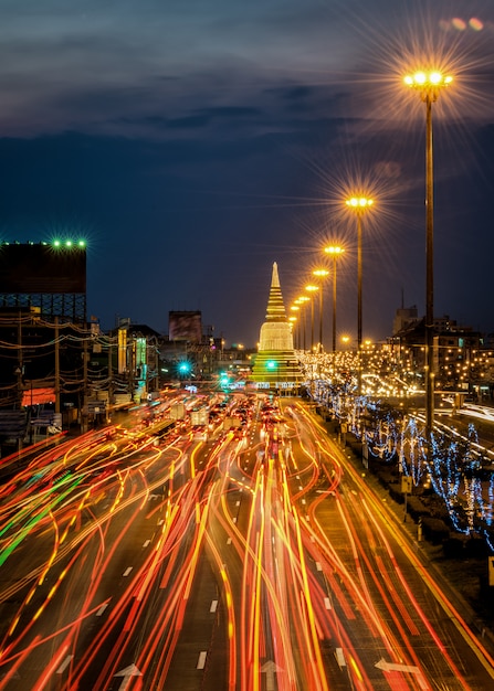 Licht verkeer op de weg 's nachts rond de pagoda, ayutthaya. thailand