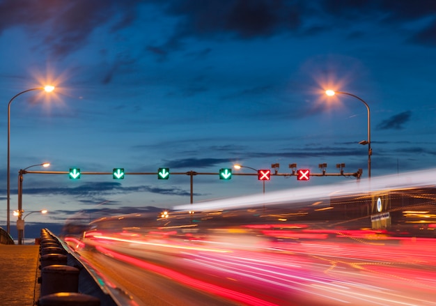 licht verkeer op straat.