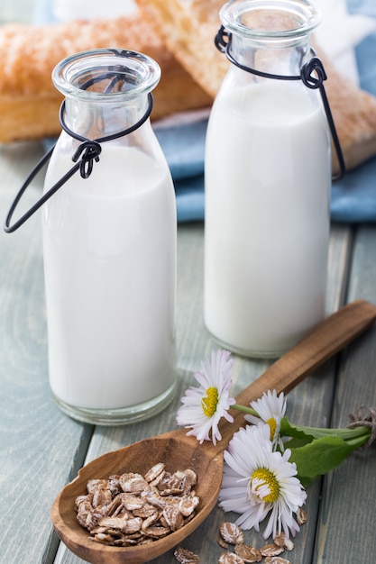 Licht zomerontbijt met melk in openlucht