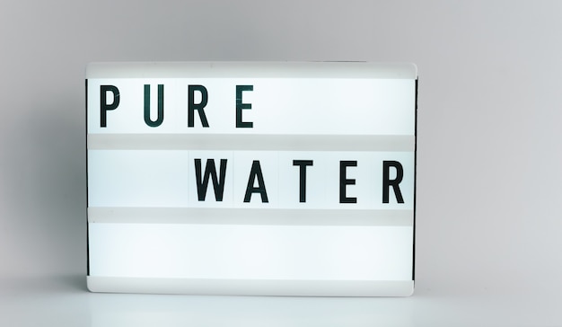 Lichtbak met de kop PURE WATER met copyspace, op witte achtergrond