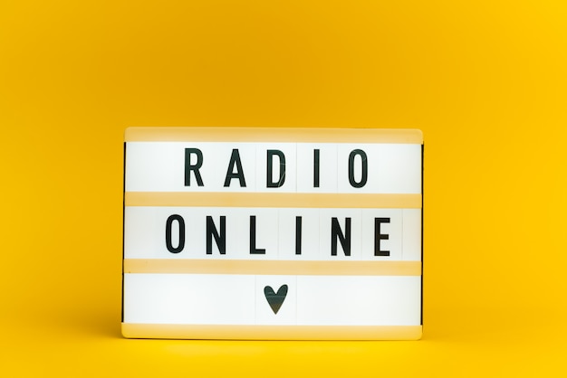 lichtbak met tekst, RADIO ONLINE, op gele muur