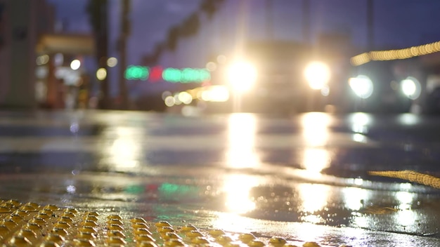 Lichtbezinning op weg in regenachtig weerpalmen en regenval Californië