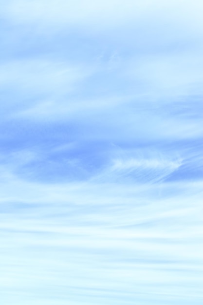 Lichtblauwe lucht met cirruswolken, kan als achtergrond worden gebruikt