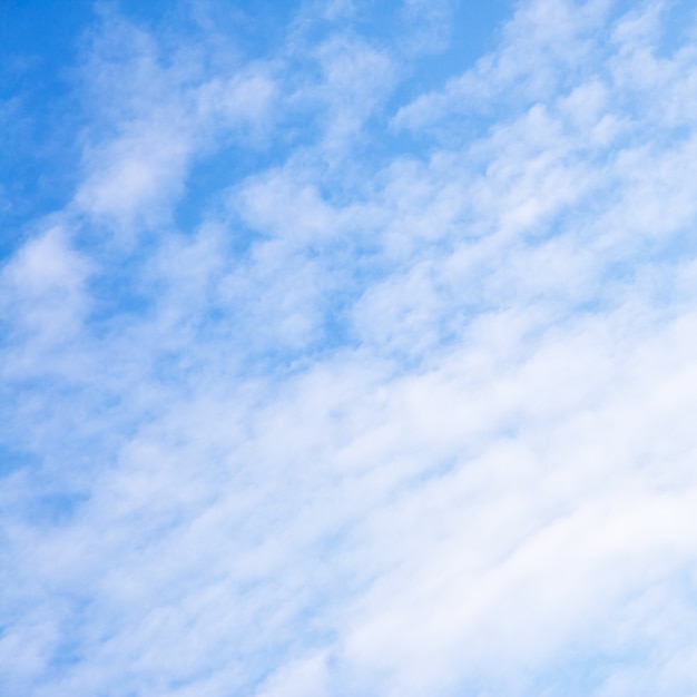 Lichtblauwe lucht met wolken - achtergrond, ruimte voor je eigen tekst