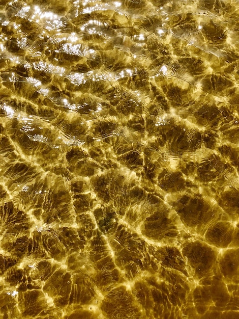 Foto lichtbreuk van het water op het strand