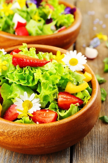 Lichte biologische salade met bloemen close-up