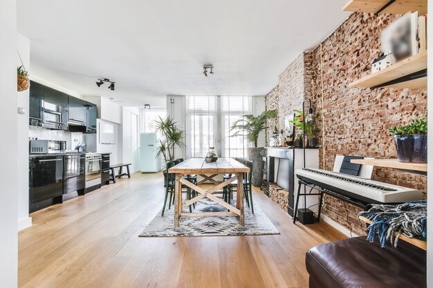 Lichte eetkamer met decoratieve tafel en stoelen