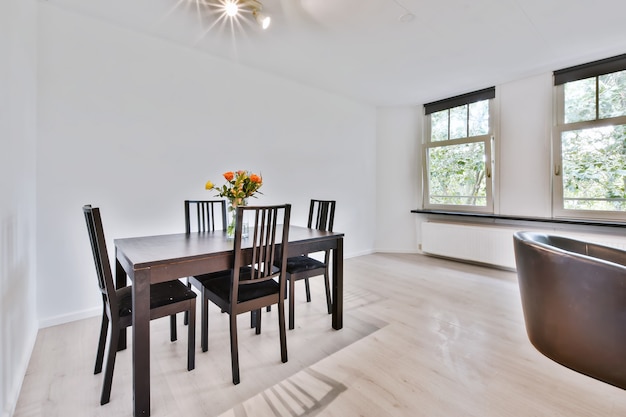 Lichte eetkamer met decoratieve tafel en stoelen