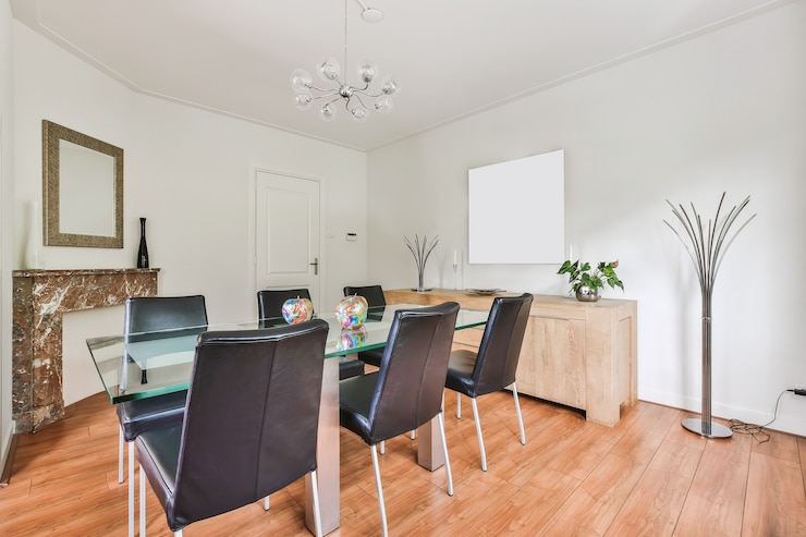 Foto lichte eetkamer met decoratieve tafel en stoelen