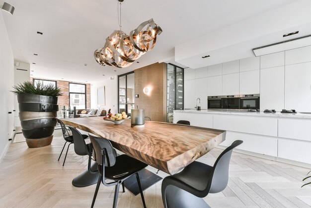 Lichte eetkamer met decoratieve tafel en stoelen