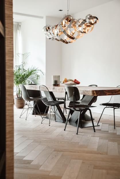 Lichte eetkamer met decoratieve tafel en stoelen