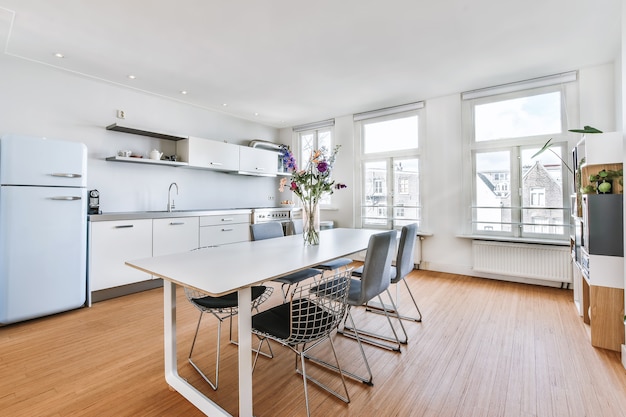 Lichte eetkamer met decoratieve tafel en stoelen