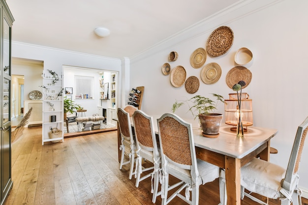 Lichte eetkamer met decoratieve tafel en stoelen