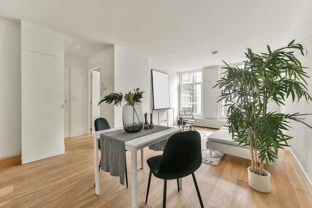 Lichte eetkamer met decoratieve tafel en stoelen