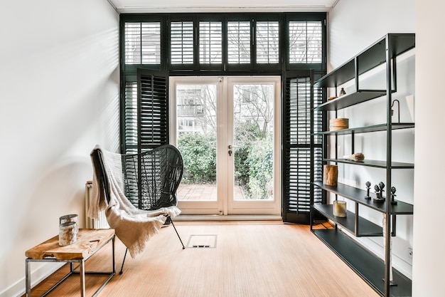 Lichte eetkamer met decoratieve tafel en stoelen