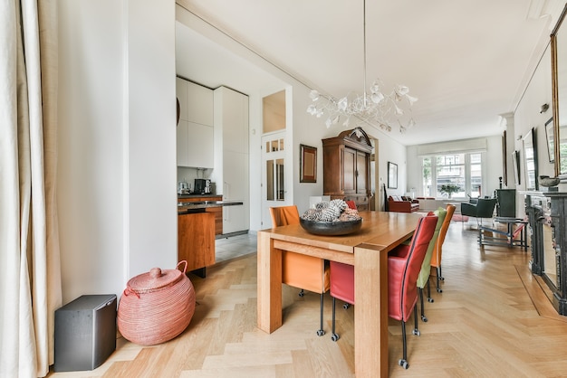 Lichte eetkamer met decoratieve tafel en stoelen