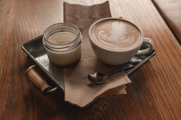 Lichte en smakelijke zomerse, cappuccino en thermostatische yoghurt