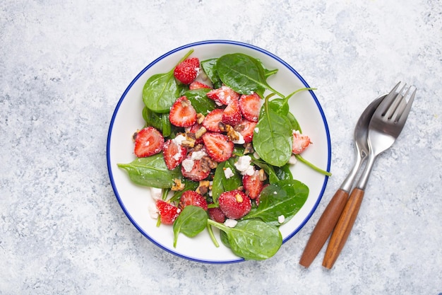 Lichte gezonde zomersalade met verse aardbeienspinazie