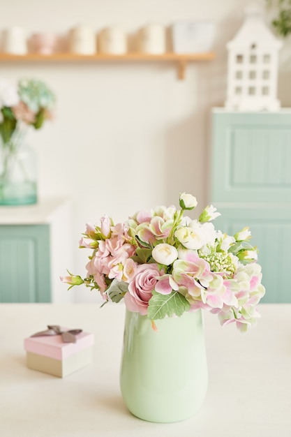 lichte keuken in de stijl van de Provence, op de tafelgerechten en een boeket bloemen in een vaas