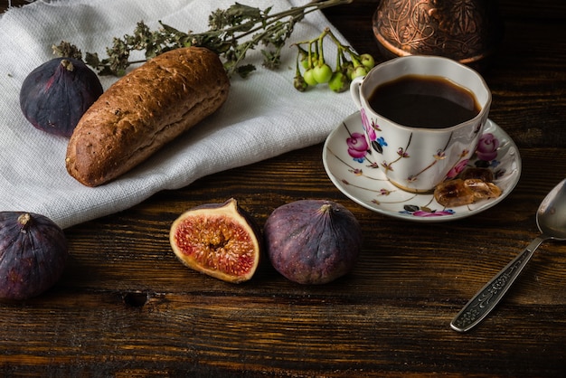 Lichte koffiepauze met broodje en enkele lekkere rijpe vijgen.