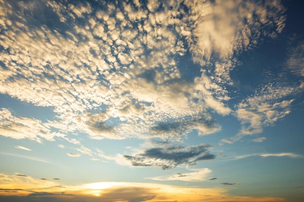 lichte lucht met een paarse en oranje lucht en de zon gaat onder