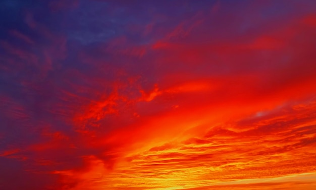 lichte oranje zonsondergang hemel met enkele wolken oppervlakte abstracte stroom donderwolken in de hemel bij zonsondergang