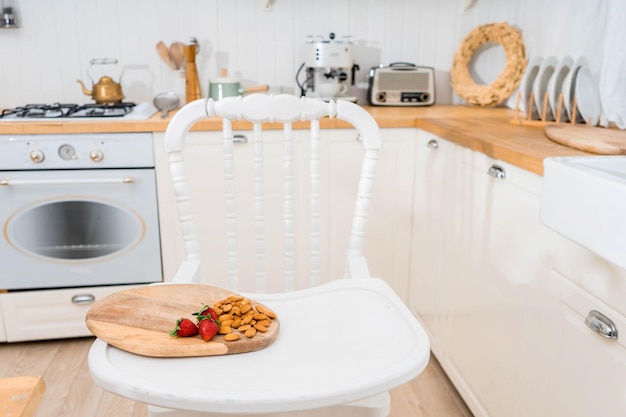 Lichte ruime eetkamer met houten grote tafel