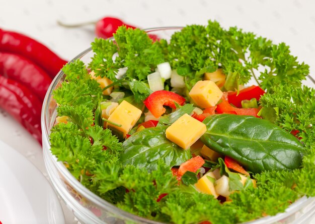 Lichte salade met kaas, peterselie en kruiden