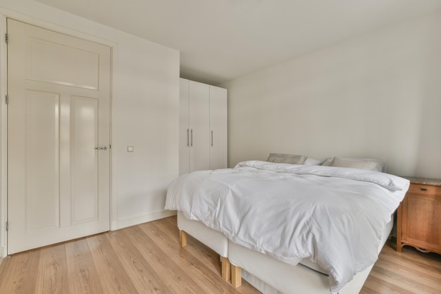 Lichte slaapkamer met houten kledingkast
