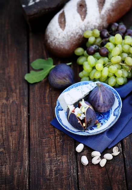 Lichte snacks van kaas, vijgen, druiven, noten