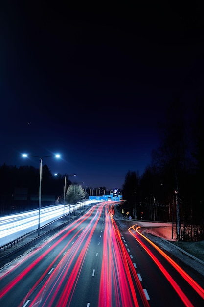 Lichte sporen van auto's die op een snelweg rijden