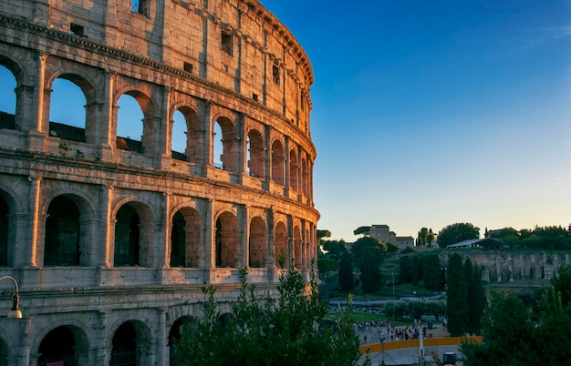 Lichte strepen op de straten en het colosseum van Rome