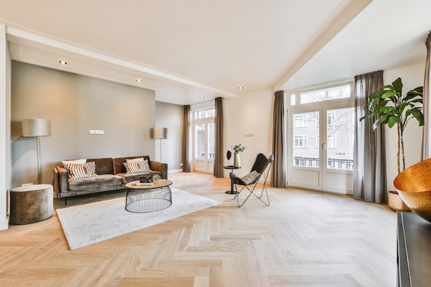 Lichte woonkamer in een modern luxe huis