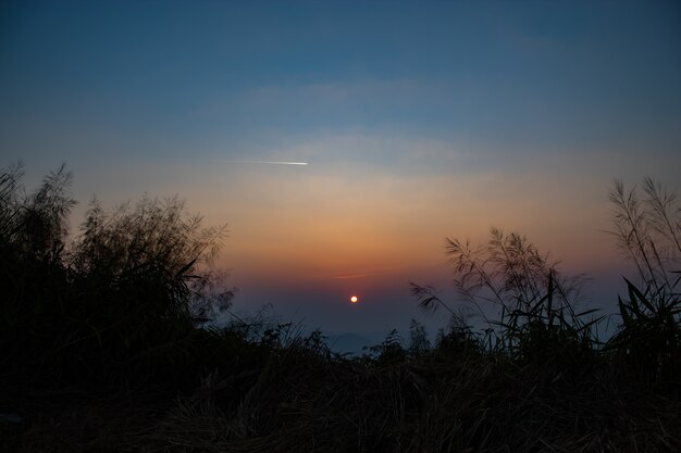 Lichte zonsondergang achter de bergen Nern Chang Suek heuvels