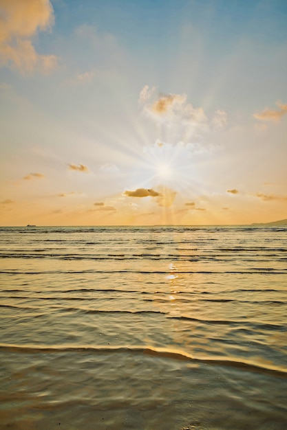 Lichte zonsondergangen op zee