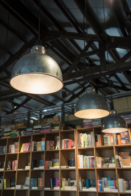Foto lichten lamp in boekhandel