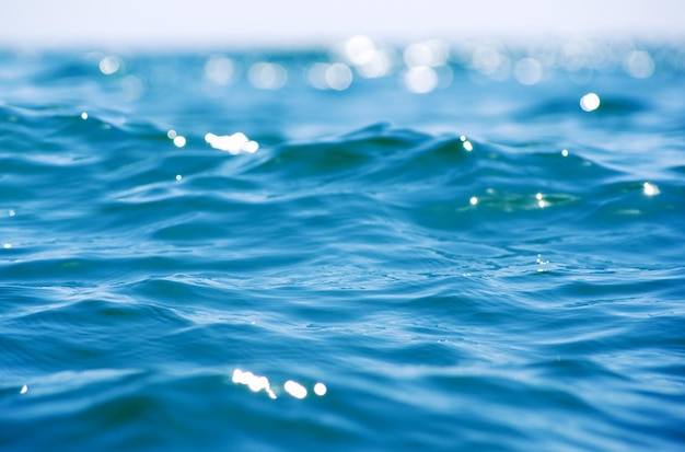 Lichten op zee achtergrond Golven