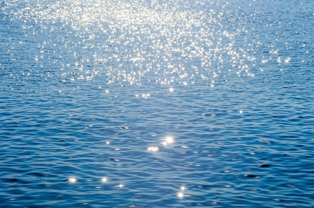 Lichten op zee achtergrond. Golven.